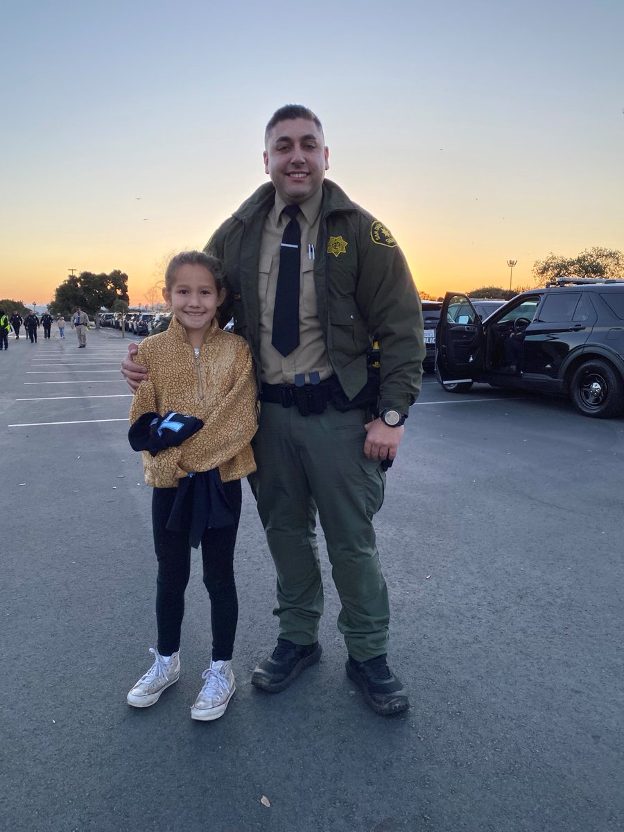 SDSheriff's tweet photo. #InYourCommunity 'Tis the season for spreading holiday cheer! This weekend, @SDSheriff Deputies once again had the pleasure of participating in @STAR_PAL's Shop with a Cop @sdswac event. Every year, local law enforcement gives deserving children across #SanDiegoCounty a holiday experience they will never forget: a fun morning at SeaWorld and a shopping spree at Target. #HappyHolidays #ShopWithACop