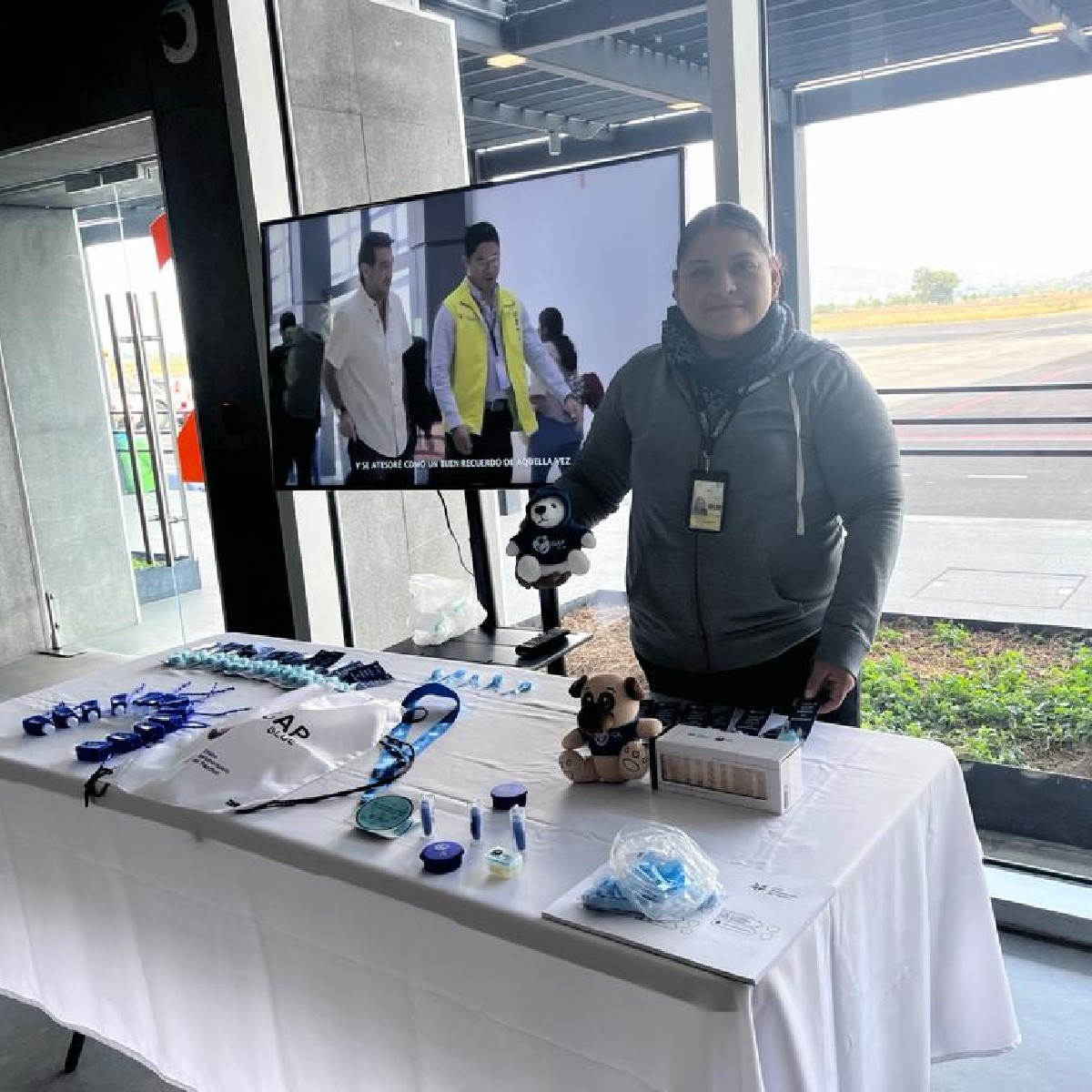 aeropuertosGAP's tweet photo. Hoy en el #AeropuertoDeMorelia, celebramos el Día Internacional de las #PersonasConDiscapacidad. Presentamos #GAPBlue con sus kits para concientizar sobre la inclusión. ¡Una pantalla informativa compartió detalles sobre este valioso programa! ♿️✨#InclusiónGAP #GAPInclusion https://t.co/ZB0SXl06qM
