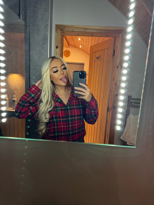 Tongues out if your horny https://t.co/OsiETxC7db