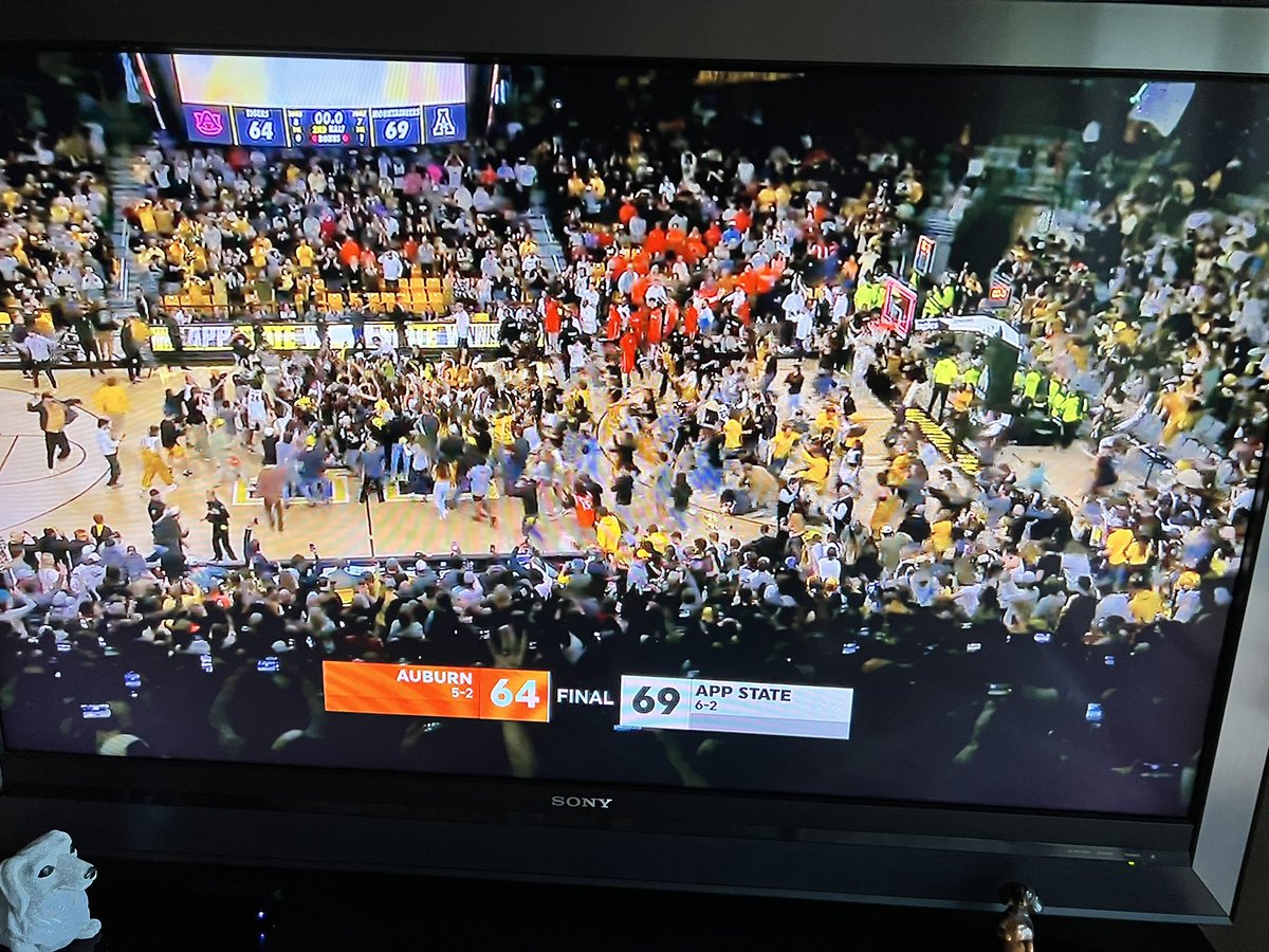 CharleyBelcher's tweet image. WE JUST BEAT AUBURN!!!

Another APPset!!!! 

Way to go @AppStateMBB!!
#GoApps #TakeTheStairs