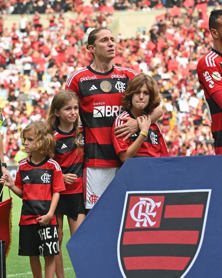 martinFLA81's tweet photo. De pai para filho, de avô para neto.

O passado explica o presente. É assim hoje e vai ser assim amanhã. Sempre.

É a minha história. A sua, a do @filipeluis, a nossa...

Um dos dias mais emocionantes da minha vida como torcedor do Flamengo.

Maior que tudo e todos. Obrigado. https://t.co/azkOfPPlk1