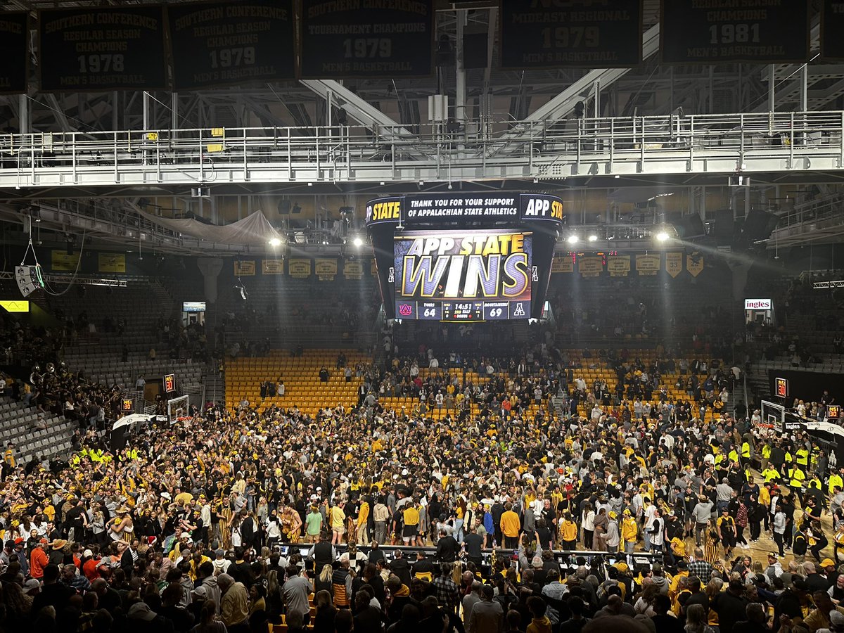 NeersBarstool's tweet photo. APP STATE WINS 69-64 https://t.co/SvOoE9cOkC