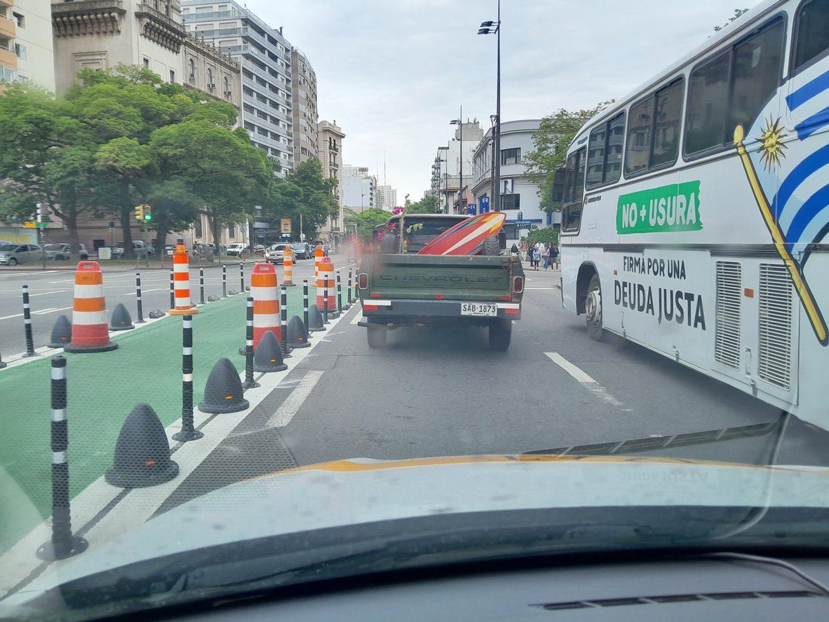 YO ME PREGUNTO...

Si una ambulancia tiene que pasar y hay poco espacio en la Avda 18 de Julio, entonces que tiene que hacer?

- Tocar bocina y esperar un milagro.

- La ambulancia al ver que no hay espacio, tiene que transformarse en helicóptero.

- Los conductores tienen que