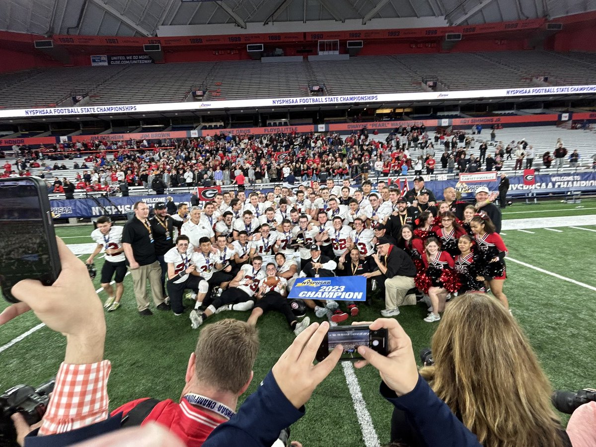 Rye put the finishing touches on a brilliant season today, beating Maine-Endwell 28-7 to claim the New York State Class B title. Quick 3 hour drive home, and then I’ll start on the photos from today! What a day for @RyeAthletics !!!