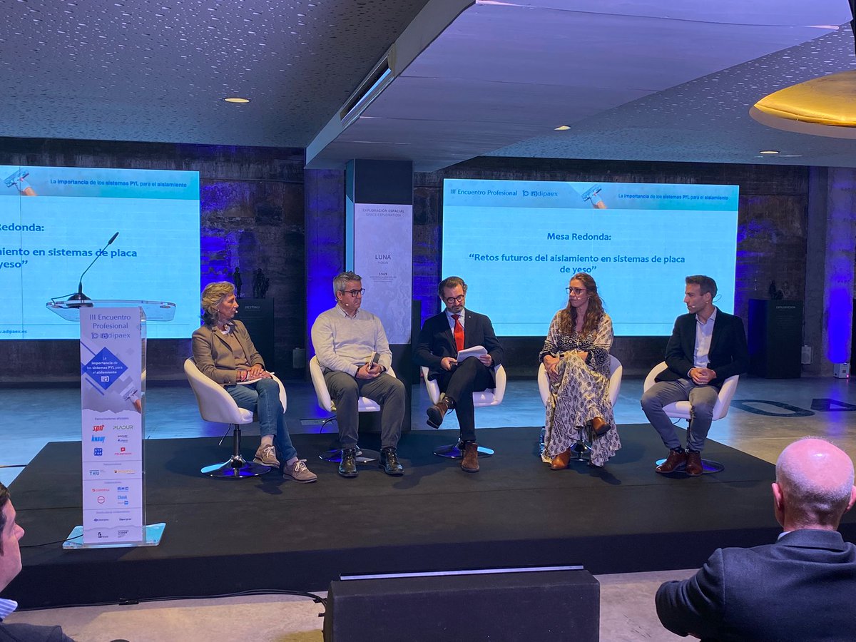 👨‍🏫La semana pasada tuve el placer de asistir al III encuentro profesional organizado por <a href="/adipaex/">Adipaex</a>.
🗣️Encantado participar con la ponencia "Consejos prácticos de acondicionamiento acústico", y como miembro de la mesa redonda sobre “Retos futuros del aislamiento en sistemas de PYL”