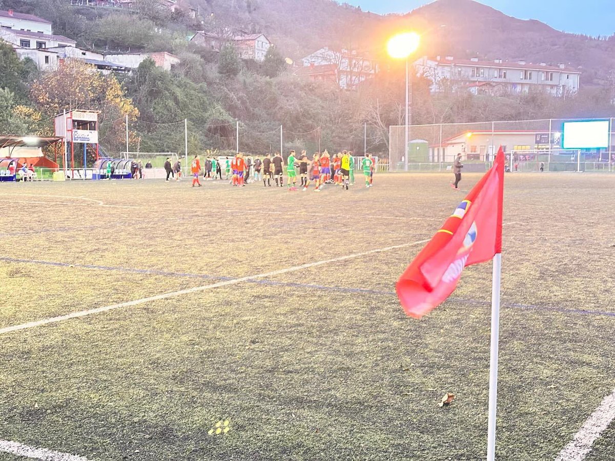 Final en La Bárzana con victoria por 3-0 frente al C.D. Grujoan. Los goles de Damian (2) y Torrón nos permiten seguir una jornada más lideres y manteniendo la portería a cero 7 jornadas consecutivas. Gran trabajo y gran equipo.
#avantituron ❤️💙