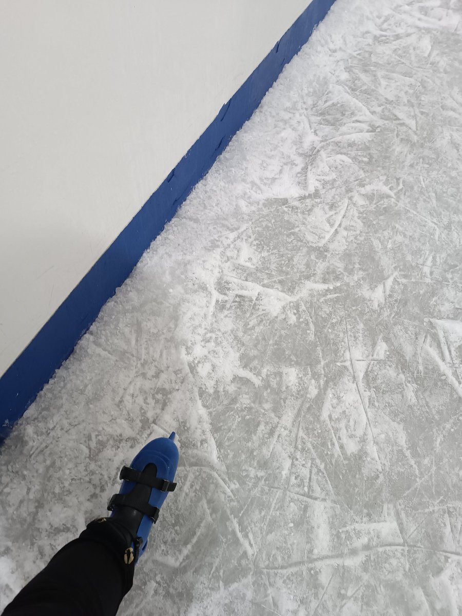 laurarll96's tweet photo. Hoy conseguí patinar yo sola y no os imagináis la satisfacción personal que conlleva. Con esto quiero que se visibilice que no es malo estar sola y hacer cosas de pareja con nosotros mismos. 
Vivan los solteros!!
#reflexionesdedomingo #amorpropio https://t.co/aENtktniJQ