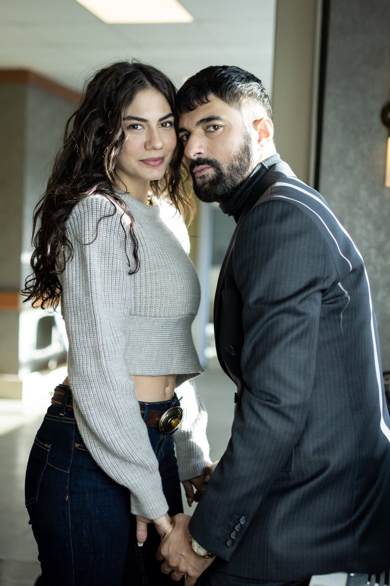 THEQUEENOFACE1's tweet photo. DEFINITIVAMENTE  ESTAR TOMANDOSE SELFIE 24 /7 DETRAS DE CAMARAS NO AYUDA CON RATINGS #demetoezdemir  NO ES NI SERA AMIGA DE #EnginAkyuerek ESTO ES PANTALLA NEGOCIO QUE ESTAN PERDIENDO POR NO RESPECTAR  EL GUION ORIGINAL UN NEGOCIO FALLIDO DEMET EN MODO VIAJE Y ENGIN EN EL OLVIDO https://t.co/8rSVZkqz3z