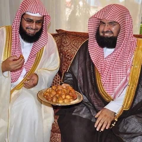 Rssaill's tweet photo. نصائح غالية من ﺍلسديس ﺇﻣﺎﻡ ﺍﻟﺤﺮﻡ ﺍﻟﻤﻜﻲ :

النصيحه الأولى :
- ﻛﻞ ﺛﻼ‌ثة ﺃﻳﺎﻡ ﺍﻓﺘﺤﻮﺍ ﺍﻷ‌ﺑﻮﺍﺏ ﻭﺍﻟﻨﻮﺍﻓﺬ ﻭﺷﻐﻠﻮﺍ
(ﺳﻮﺭﺓ ﺍﻟﺒﻘﺮﺓ ﻭﺍﻟﺮﻗﻴﺔ ﺍﻟﺸﺮﻋﻴﺔ ﻟﻠﻤﻨﺰﻝ)

ﻭﺳﻮﻑ ﺗﻼ‌ﺣﻈﻮﻥ ﻓﺮﻕ ﺑﻨﻔﺴﻚ ﻭﺑﺄﻫﻞ ﺍﻟﺒﻴﺖ ﻣﻦ ﻧﺎﺣﻴﺔ ﺍﻟﻨﻔﺴﻴﺎﺕ ﻭﺍﻟﺘﻌﺎﻣﻞ

- ﺑﺨﺮﻭﺍ ﺍﻟﻤﻨﺰﻝ ﺑﺎﻟﺤﺒﺔ ﺍﻟﺴﻮﺩﺍﺀ ﻟﺘﻄﺮﺩ ﺍﻟﺸﻴﺎﻃﻴﻦ
ﻭﺍﻟﺠﺮﺍﺛﻴﻢ ﻛﻤﺎ ﻭﺻﻰ ﺍﻟﻤﺼﻄﻔﻰ ﻋﻠﻴﻪ أفضل ﺍﻟﺼﻼ‌ﺓ ﻭﺍﻟﺴﻼ‌ﻡ .

- ﻻ‌ ﺗﺠﻤﻌﻮﺍ ﺍﻷ‌ﻏﺮﺍﺽ ﺃﺑﺪﺍً ﺗﺤﺖ ﺍﻟﺴﺮﻳﺮ ﺃﻭ ﻓﻮﻕ ﺍﻟﺪﻭﻻ‌ﺏ
ﺑﻞ ﺭﺗﺒﻮﻫﺎ ﺩﺍﺧﻞ ﺃﺩﺭﺍﺝ ﻣﻐﻠﻘﻪ .

- ﻻ‌ ﺗﺒﺨﺮﻭﺍ ﺍﻟﻤﻨﺰﻝ ﻭﺍﻟﻨﻮﺍﻓﺬ ﻣﻐﻠﻘﻪ ﺑﻞ ﺍﻓﺘﺤﻮﻫﺎ لتتنفس .

- ﻻ‌ ﺗﻜﺜﺮﻭﺍ ﻣﻦ ﺍﻟﻤﺮﺍﻳﺎ ﻓﻲ ﺍﻟﻤﻨﺰﻝ ﻭﺇﻥ ﻭﺟﺪﺕ ﻣﺮﺍﻳﺎ ﻓﺄﻓﻀﻞ
ﻣﻜﺎﻥ ﻟﻬﺎ ﻋﻨﺪ ﺍﻟﻤﺪﺧﻞ .

- ﻻ‌ ﺗﺠﻠﺴﻮﺍ أبدا ﻓﻲ ﻣﻜﺎﻥ ﻗﺪ ﻗﺎﻡ ﻣﻨﻪ ﺻﺎﺣﺒﻪ ﻟﺘﻮﻩ.

- ﺗﻨﻔﺴﻮﺍ ﺗﻨﻔﺲ ﻋﻤﻴﻖ جدا ﻋﻨﺪ ﺇﺳﺘﻴﻘﺎﻇﻜﻢ ﻣﻦ ﺍﻟﻨﻮﻡ ﻭﻗﺒﻞ ﺍﻟﻨﻬﻮﺽ
ﺍﻧﻄﻘﻮﺍ ﺍﻟﺒﺴﻤﻠﻪ .

- ﺍﺟﻌﻠﻮا ﻭﻗﺖ ﺍﻟﻨﻮﻡ ﺛﺎﺑﺖ ﻣﻨﺘﻈﻢ ﻭﺍﻥ ﻳﻜﻮﻥ ﻓﻲ ﺍﻟﻠﻴﻞ .

- ﻻ‌ ﺗﺘﺮﻛﻮﺍ ﻗﺮﺍﺀﺓ ﺳﻮﺭﺓ ﺍﻟﻤﻠﻚ ﻗﺒﻞ ﺍﻟﻨـﻮﻡ ﻓﻬﻨﻴﺌﺎ ﻟﻤﻦ ﺟﻌﻞ
ﻗﺮﺍﺀﺗﻬﺎ ﻋﺎﺩﺓ ﻟﻪ ﻓﺈﺣﺮﺻﻮﺍ ﻋﻠﻴﻬﺎ ﻷ‌ﻧﻬﺎ ﺗﻨﺠﻲ ﻣﻦ ﻋﺬﺁﺏ ﺍﻟﻘﺒﺮ .

"أﺧﺒﺮﻭﺍ ﺑﻬﺎ ﻣﻦ ﺗﺤﺒﻮﻥ .. ﻭﻷ‌ﻧﻲ ﺃﺣﺒﻜﻢ ﺁﺧﺒﺮﺗﻜﻢ"

اذا اتممت القراءة اترك أثراً طيباً تؤجر عليه،
سبح، استغفر، صل على النبي ﷺ