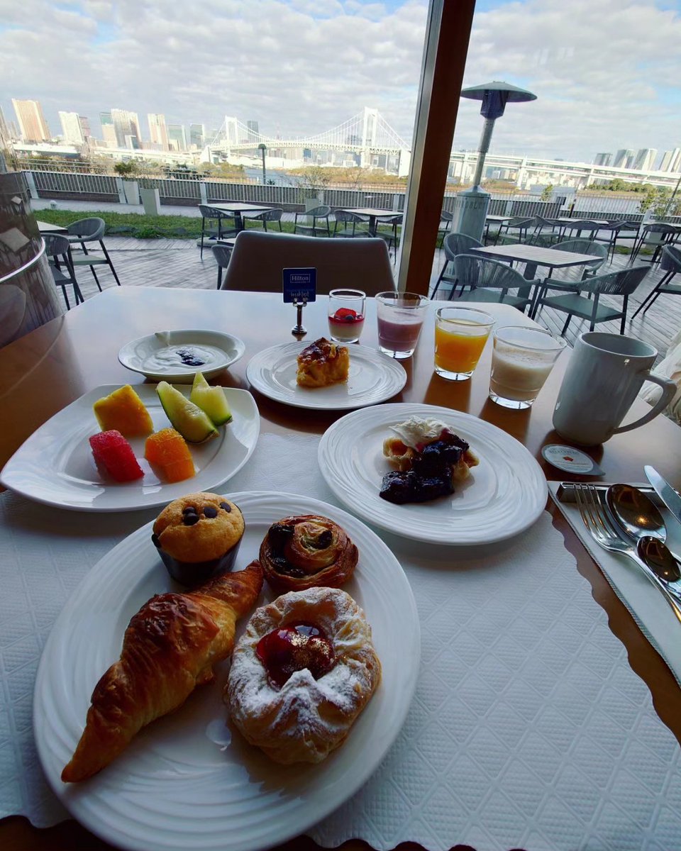 Good morning at Hilton Tokyo Odaiba. 
朝食ビュッフェで朝からワクワク。 トリュフエッグベネディクトは良い香り、チーズフォンデュはかけ放題！ホットドッグに🧀💨
箸が止まりませんな😋🤤😚🥓🥐

#爆食
#ArtisticBreakfast
#芸術的朝食
#ホテル好きな人と繋がりたい
#ヒルトン東京お台場