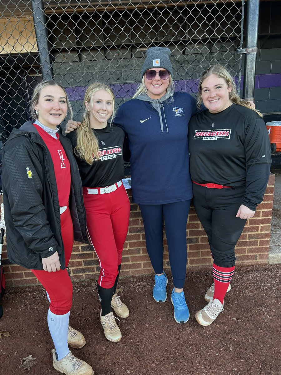 Ellavanfleet27's tweet photo. Great day at the bethel select 30 camp. Learned lots of new things and got better. Thanks to all the coaches that came out! @bmcusoftball @BethelUSB @NWSCC_SB @coachhannagan @SoftballRecruit https://t.co/0QtU8iH5Z9