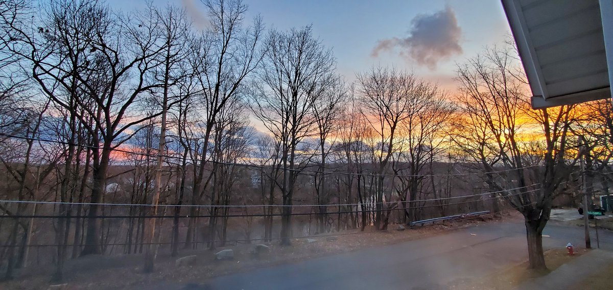 DemiPotvin's tweet image. Two distinctly different sources of light on the horizon as usual now #POLESHIFT #TWOSUNS #THREESUNS #NIBIRU