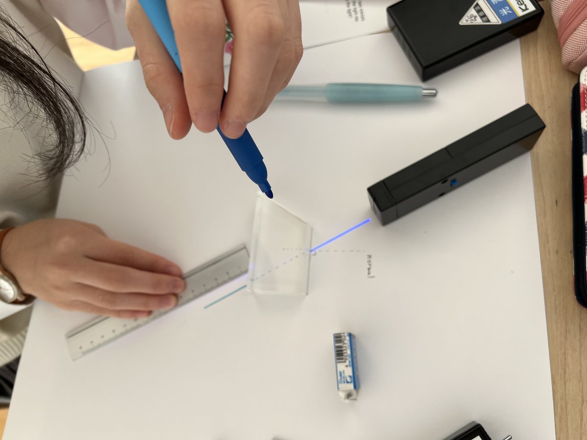 KAIS_Kunimoto's tweet photo. In science 8, students explored refraction and how glass refracts light. #science #lightandoptics #refraction #incidenceray #angles #Alberta #Canada #Japan #Doublediploma #internationalschool https://t.co/pGBX6J7A4A