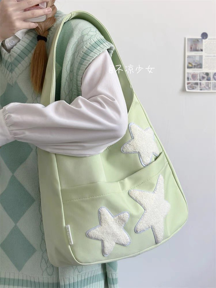 Coopershopp's tweet photo. #พร้อมส่ง กระเป๋าสะพาย Gummy Bag 225.-🧸🎂
🎄ขนาด 34*25 cm
🎄สายยาว 45 cm
🎄สมุดหนังสือ ipad pro แท่งไฟใส่ได้
🎄เปิด-ปิดด้วยกระดุมแต๊บ
🎄ด้านในมีซับในและช่องอีกค่า
🎄วัสดุ ผ้าไนลอน ตรงน้องดาวปักขนสังเคราะห์
🎄สีเขียว สีดำ สีแดง สีฟ้า สีครีม

#กระเป๋า #กระเป๋าสะพาย https://t.co/lMhqH6V8qJ