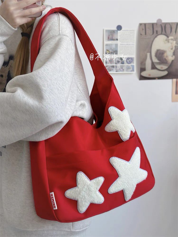 Coopershopp's tweet photo. #พร้อมส่ง กระเป๋าสะพาย Gummy Bag 225.-🧸🎂
🎄ขนาด 34*25 cm
🎄สายยาว 45 cm
🎄สมุดหนังสือ ipad pro แท่งไฟใส่ได้
🎄เปิด-ปิดด้วยกระดุมแต๊บ
🎄ด้านในมีซับในและช่องอีกค่า
🎄วัสดุ ผ้าไนลอน ตรงน้องดาวปักขนสังเคราะห์
🎄สีเขียว สีดำ สีแดง สีฟ้า สีครีม

#กระเป๋า #กระเป๋าสะพาย https://t.co/lMhqH6V8qJ
