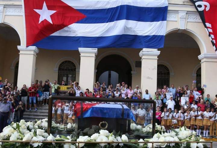 Hace siete años, la Caravana de la Libertad con las cenizas del líder histórico de la Revolución Cubana llegó a Santiago de Cuba. El pueblo conmovido salió a recibir a su Comandante en Jefe. #UnidosXCuba <a href="/DiazCanelB/">Miguel Díaz-Canel Bermúdez</a> <a href="/UJCdeCuba/">UJC de Cuba</a> <a href="/DrRobertoMOjeda/">Dr. Roberto Morales Ojeda</a> <a href="/ahsjovenescuba/">Asociación Hermanos Saíz</a> <a href="/AsambleaCuba/">Asamblea Nacional Cuba</a>