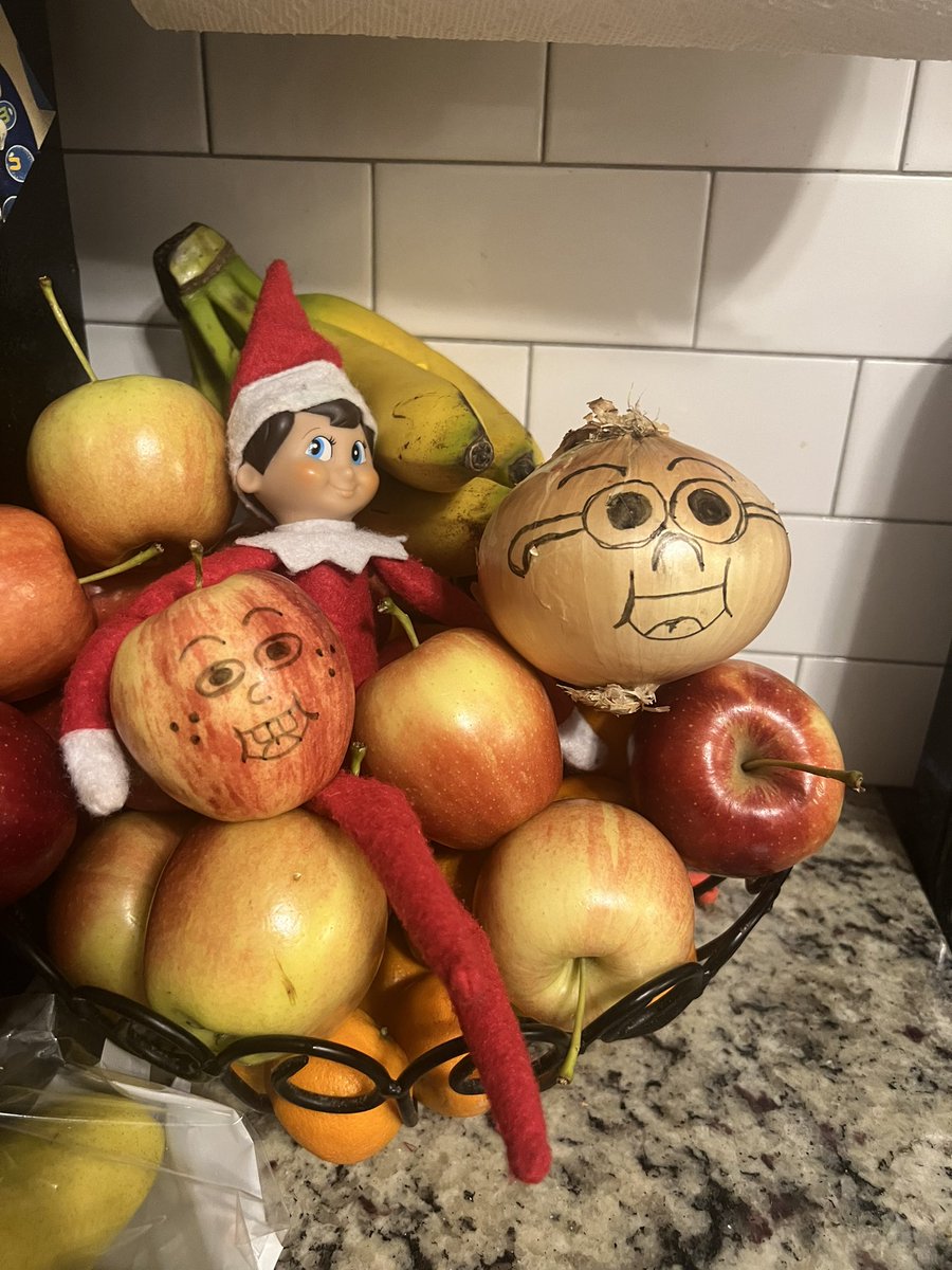 HaikuCiani's tweet photo. @GeorgeGendi Apple (and Elf on a Shelf) and Onion. https://t.co/rLNVjUO0OT