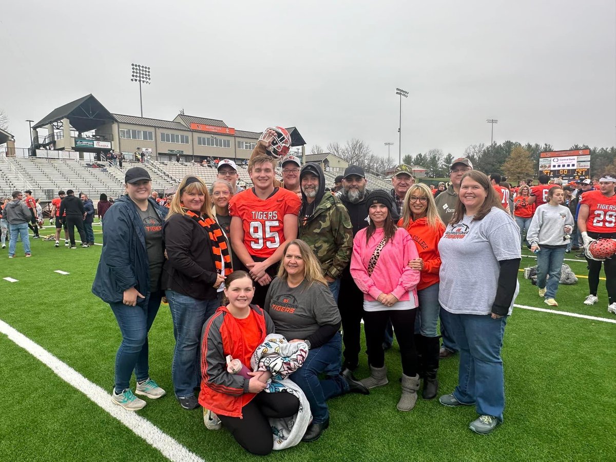 cyoung58's tweet photo. Proud Uncle brag! Nephew @IsaacYoung23 showed out for #4 @Gtown_Football yesterday as they advance to the @NAIAFBALL final four! Fumble recovery/return and sack! Advance to play #1 Northerstern in Iowa on Sat! #95 https://t.co/238qscEeR1