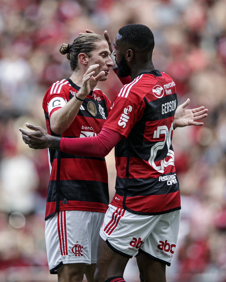 GersonSantos08's tweet photo. Quando eu cheguei no @Flamengo tinha como objetivo fazer história. Meu desejo era que minha filha me visse em fotos de títulos.

Sabe o que, além das conquistas, me enche de orgulho? Saber que ao longo dessa caminhada eu conheci pessoas e profissionais que vou levar pro resto da minha vida. 

Meu orgulho hoje não vai ser apenas estar marcado por conquistas. Meu orgulho será estar marcado por conquistas ao lado de pessoas especiais. @RCaio03 e @filipeluis, vocês são a história do Flamengo. Vocês são ídolos do Flamengo. E não são só pelo talento inquestionável em campo. São, principalmente, pelo que representam fora dele.

O meu orgulho, a partir de hoje, passa a ser: eu joguei com o melhor lateral-esquerdo e o melhor zagueiro do século na história do meu time de coração. 

Como torcedor e rubro-negro, só posso aplaudir e agradecer. Eu aprendi com vocês todos os dias. 

Aqui ficam meu respeito, gratidão e desejo de tudo de melhor na sequência.