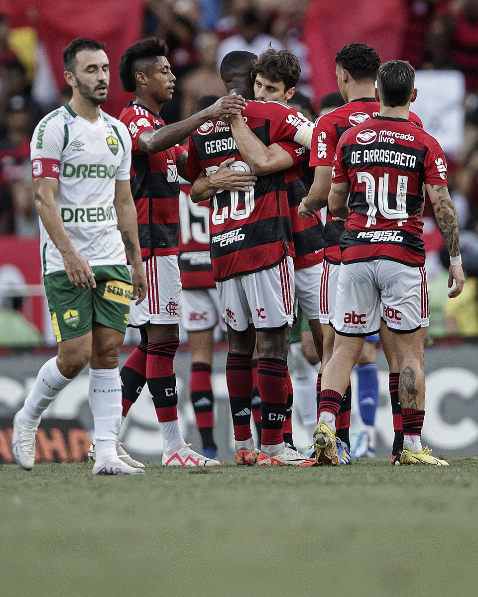 GersonSantos08's tweet photo. Quando eu cheguei no @Flamengo tinha como objetivo fazer história. Meu desejo era que minha filha me visse em fotos de títulos.

Sabe o que, além das conquistas, me enche de orgulho? Saber que ao longo dessa caminhada eu conheci pessoas e profissionais que vou levar pro resto da minha vida. 

Meu orgulho hoje não vai ser apenas estar marcado por conquistas. Meu orgulho será estar marcado por conquistas ao lado de pessoas especiais. @RCaio03 e @filipeluis, vocês são a história do Flamengo. Vocês são ídolos do Flamengo. E não são só pelo talento inquestionável em campo. São, principalmente, pelo que representam fora dele.

O meu orgulho, a partir de hoje, passa a ser: eu joguei com o melhor lateral-esquerdo e o melhor zagueiro do século na história do meu time de coração. 

Como torcedor e rubro-negro, só posso aplaudir e agradecer. Eu aprendi com vocês todos os dias. 

Aqui ficam meu respeito, gratidão e desejo de tudo de melhor na sequência.