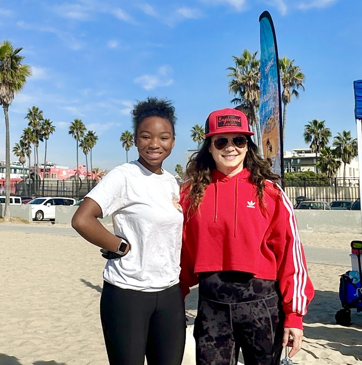 itstrangtrinh's tweet photo. Another Beach Clean-Up in the books. Volunteering at Venice Beach with one of my young customers @InsureWithByrd https://t.co/G8OvU06ppU