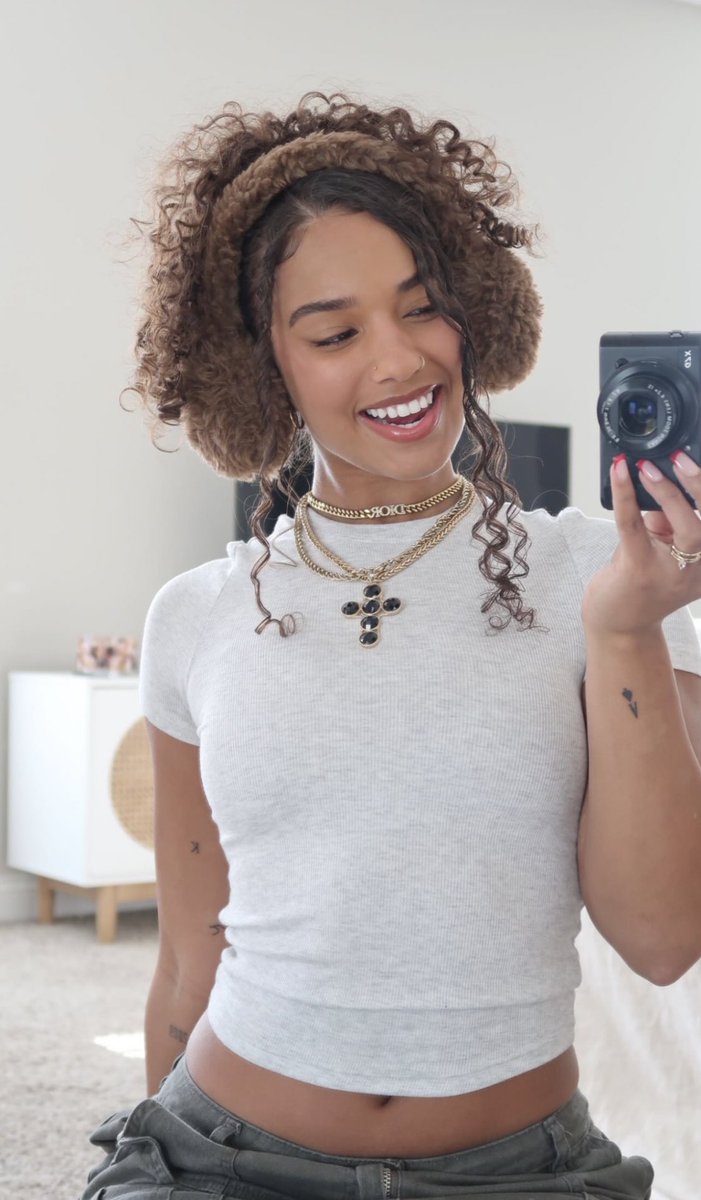 im_b4dgirl's tweet image. ،،̲   @im_b4dgirl 
                𝒊nsta𝗴𝗿𝗮𝗺 feed .ᐟ

Oii, sou a Willou! Sou mamãe de gêmeas casada com o @Blablaber01 , e as vezes faço vídeos de penteados 🥺❤️‍🩹