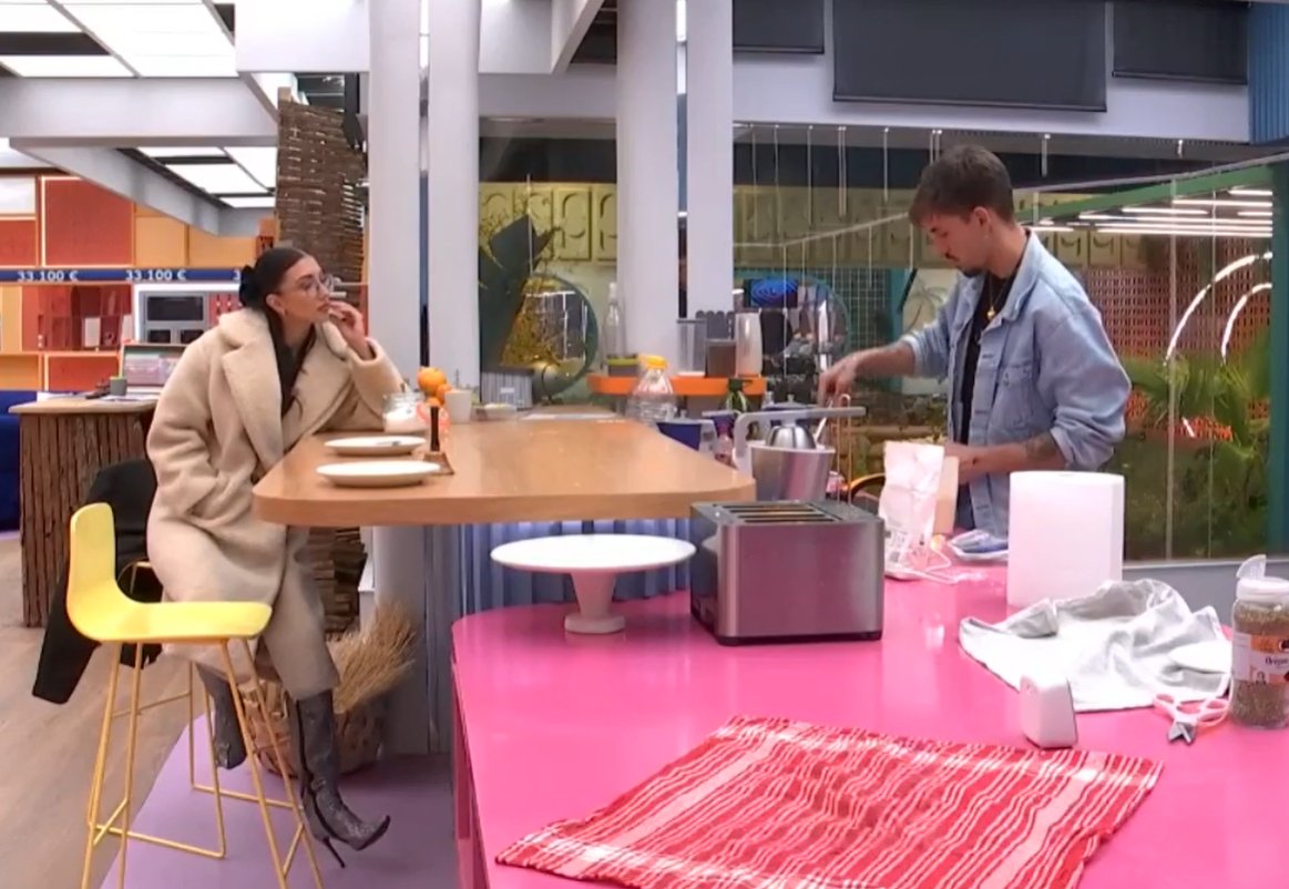 fandunareina's tweet image. Fiel a sus principios pero aquí está con Luitingo conversando como si fueran íntimos. 

Esta tia lo único que puede ganar es miss hipocresía.

#GHVIP4D #GHVIP3D #GHVIPDBT12