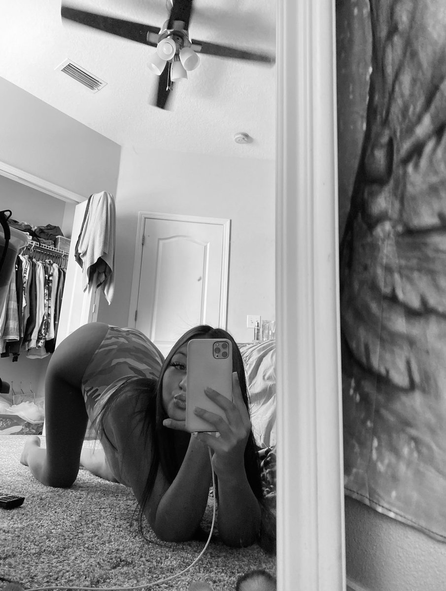 georgiaromanoo's tweet photo. arched for you 😏 https://t.co/KdvEGHlsdr