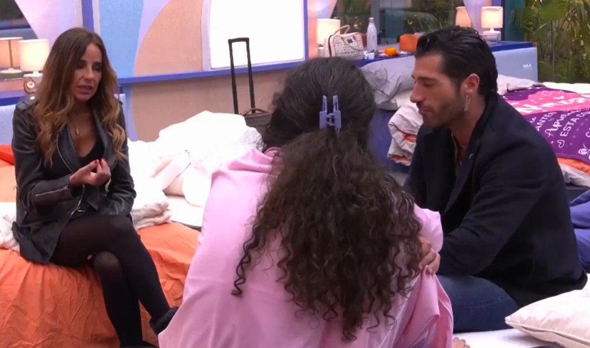 fandunareina's tweet image. Prefiero que me aconseje y esté conmigo un Michael que no sabe manejar muy bien el español para ayudarte, antes de una Carmen Alcayde que mas que ayudarte, te hunde y te deja peor de lo que estás con esas palabras con segundas intenciones que usa.

#GHVIP4D #GHVIP3D #GHVIPDBT12