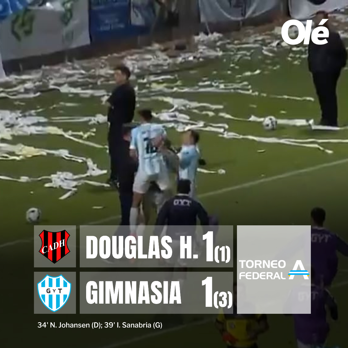 DiarioOle's tweet photo. GIMNASIA Y TIRO DE SALTA ASCENDIÓ A LA PRIMERA NACIONAL 🔵⚪️

🔝 Le ganó por penales a Douglas Haig la final del Federal A

🔴⚫️ El equipo de Pergamino tiene una chance más: jugará otra final por el ascenso, contra San Miguel (ganador del Reducido de la Primera B)

La tanda de penales estuvo demorada unos minutos porque, después de la primera ejecución, se rompió uno de los parantes del arco. Rápidamente lo pudieron estabilizar con precintos y se continuó en el mismo lado. De locos 😳🥅