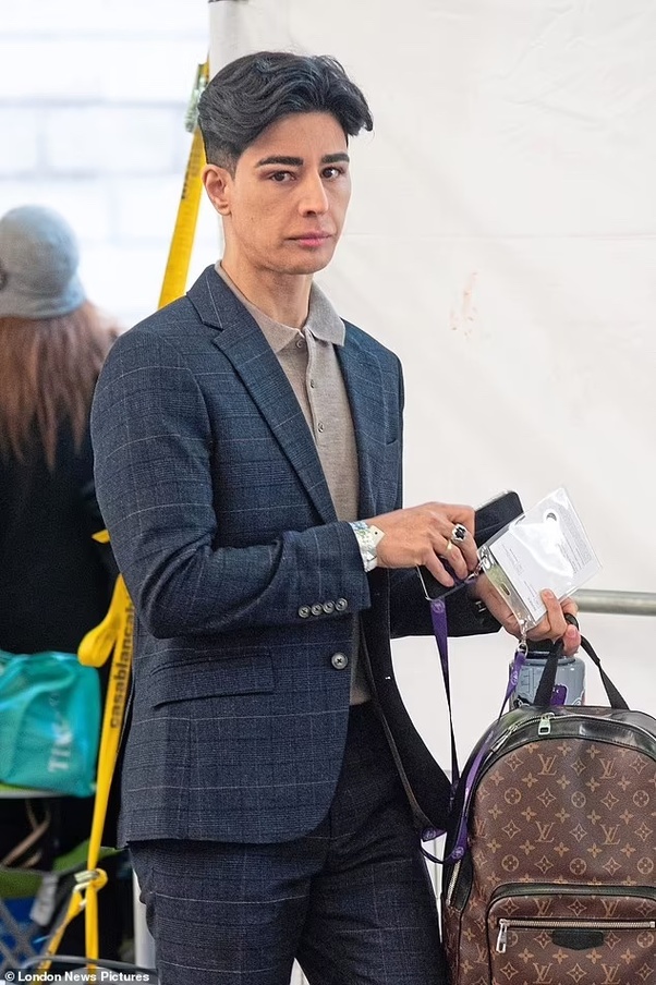 Louis Vuitton have contacted Vomit Scabies
and informed him they want their bag back!
#scumbag #OmidScobieIsAPetPoodle #OmidScobieLickSpittle #omidscobieisaliar #MeghanMarkleIsAGrifter