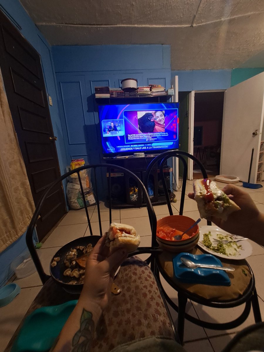 Cuchuflaii's tweet photo. Con mi pololo tete viendo el último cápitulo de #FinalGranHermano desde nuestra casita nueva en Renca♡ obvio con completitos, aguante @ClaudioMichaux !!!! https://t.co/OXJxx57wxV