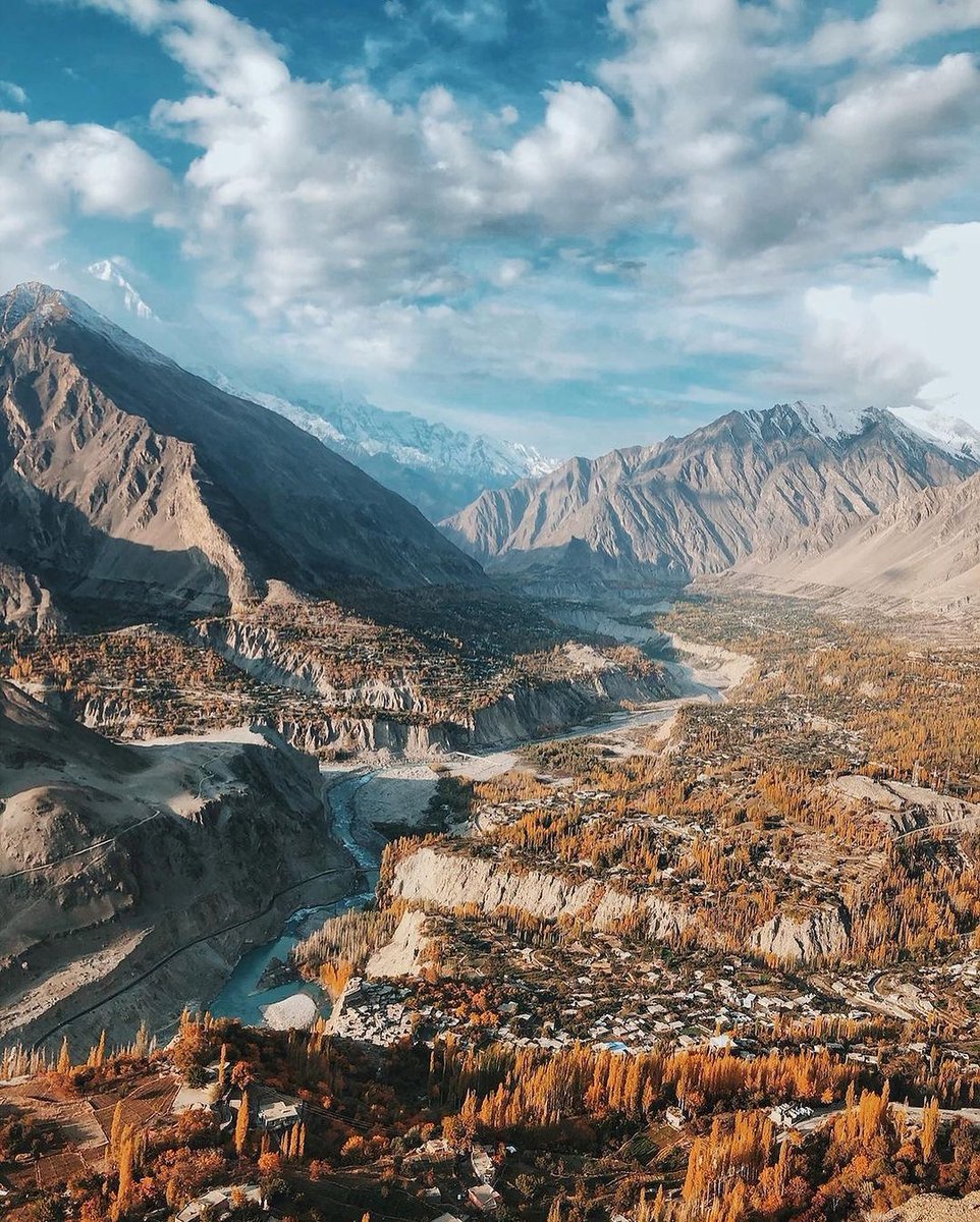 #Duikar is the #HighestVillage at the altitude of 10,000 feet in #Hunza #valley and is located at the distance of 11 km from Karimabad. Photographed @smollwanderer

@Pakistaninpics #Pakistan #PakistanBeauty