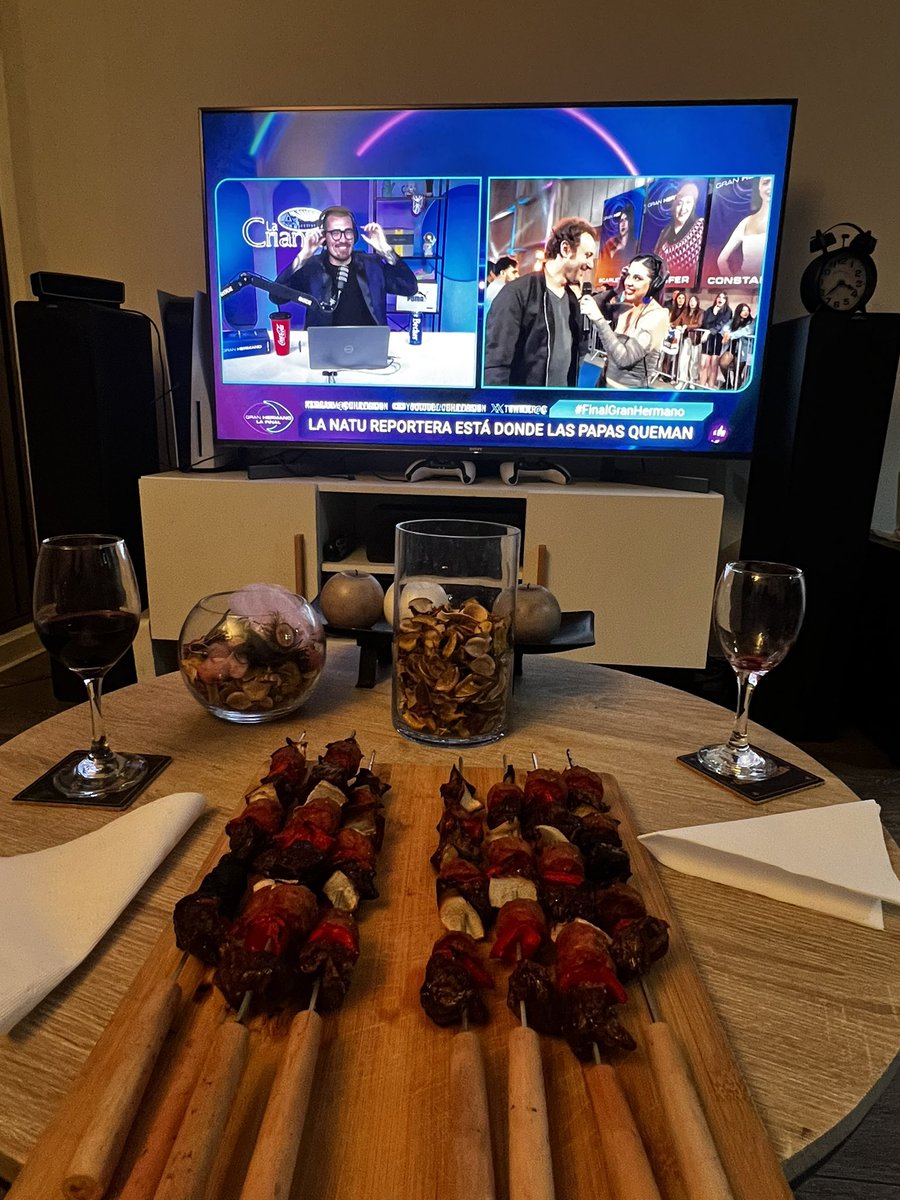claurocab's tweet image. Esperando la final de #FinalGranHermano junto al tío @ClaudioMichaux te vamos a extrañar muchísimo! ♥️ que gane la mejor! @GranHermanoChl @chilevision