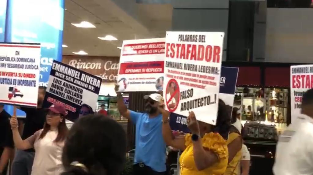 nuriapiera's tweet photo. Continúan las manifestaciones de estafados por IndisArq; esta vez en el AILA https://t.co/YuOTFaBoHf #NDigital https://t.co/TNXC0qstdh