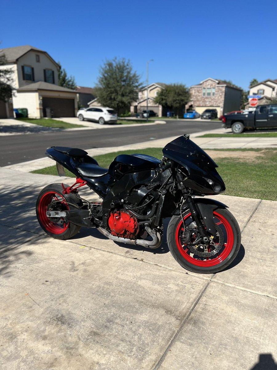 YOUNGSTRETCHH's tweet photo. 🚨*FOR SALE*🚨 $5k or OBO.
2007 Kawasaki Ninja Zx10r 1000cc
13,000 miles
Missing fairings
Clean title in hand. https://t.co/uXgJYjAWqb