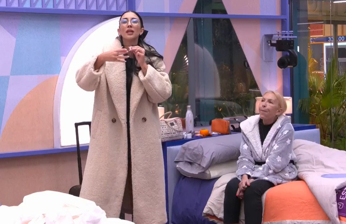 fandunareina's tweet image. Este machaque contra Laura Bozzo me parece muy grave.

Noemi y sus pandilleras se la han pasado denigrando a Laura Bozzo a sus espaldas, metiéndose con su trayectoria profesional, su familia, su salud y su edad. 

Me parece peligrosa y me da miedo Noemi, sorry.

#GHVIP3D #GHVIP4D