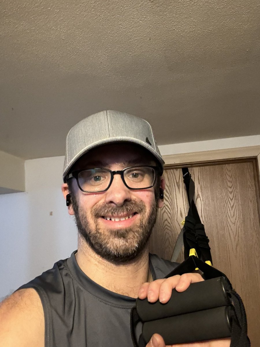 AgentUlland's tweet image. Worked with my new bands with Blade X. Got a good workout in. 

#WorkoutSunday
Bicep Curl w/y band
Y band Squat w/ blade X
Lat Raise w/Y band on blade X
Deadlift
TRX Row
Band Kneeling Horizontal Rotation 
Bicycle Crunch