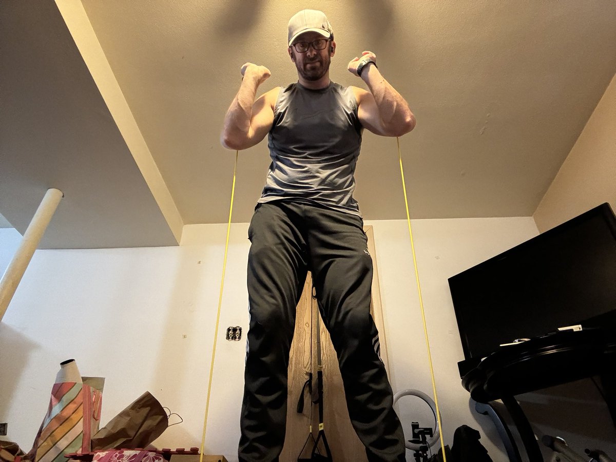 AgentUlland's tweet image. Worked with my new bands with Blade X. Got a good workout in. 

#WorkoutSunday
Bicep Curl w/y band
Y band Squat w/ blade X
Lat Raise w/Y band on blade X
Deadlift
TRX Row
Band Kneeling Horizontal Rotation 
Bicycle Crunch
