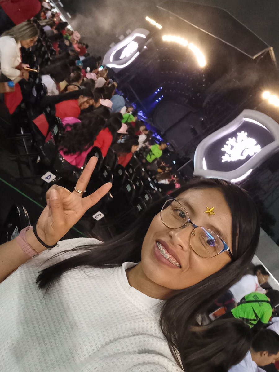 galiciamary's tweet photo. Mi yo de la prepa esta feliz de haber podido vivir este momento 🥹
#RBDCiudadDeMexico #ForoSol #rebeldetour #SoyRebeldeTour https://t.co/Z1Jlqy0EI6