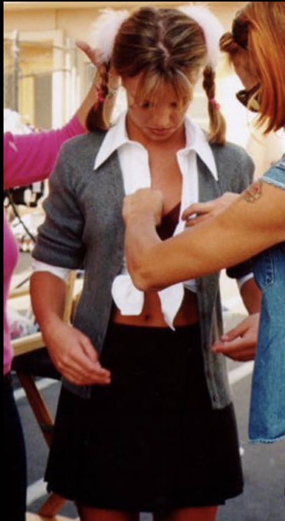 Que saudade desse ano de 1999 eu estava tão feliz em gostar da Britney e ansioso que era meu último ano no ensino médio e não sabia o que ia fazer no ano 2000 😅 eu queria voltar no passado e dizer : Vinícius tudo vai dar certo mas não na hora e do jeito que vc quer