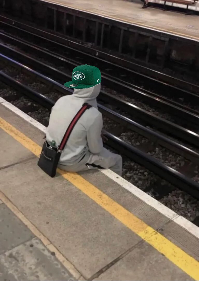 Robert saleh really let the New York media / fan base punk him into benching Zach Wilson 🤦‍♂️

#Jets