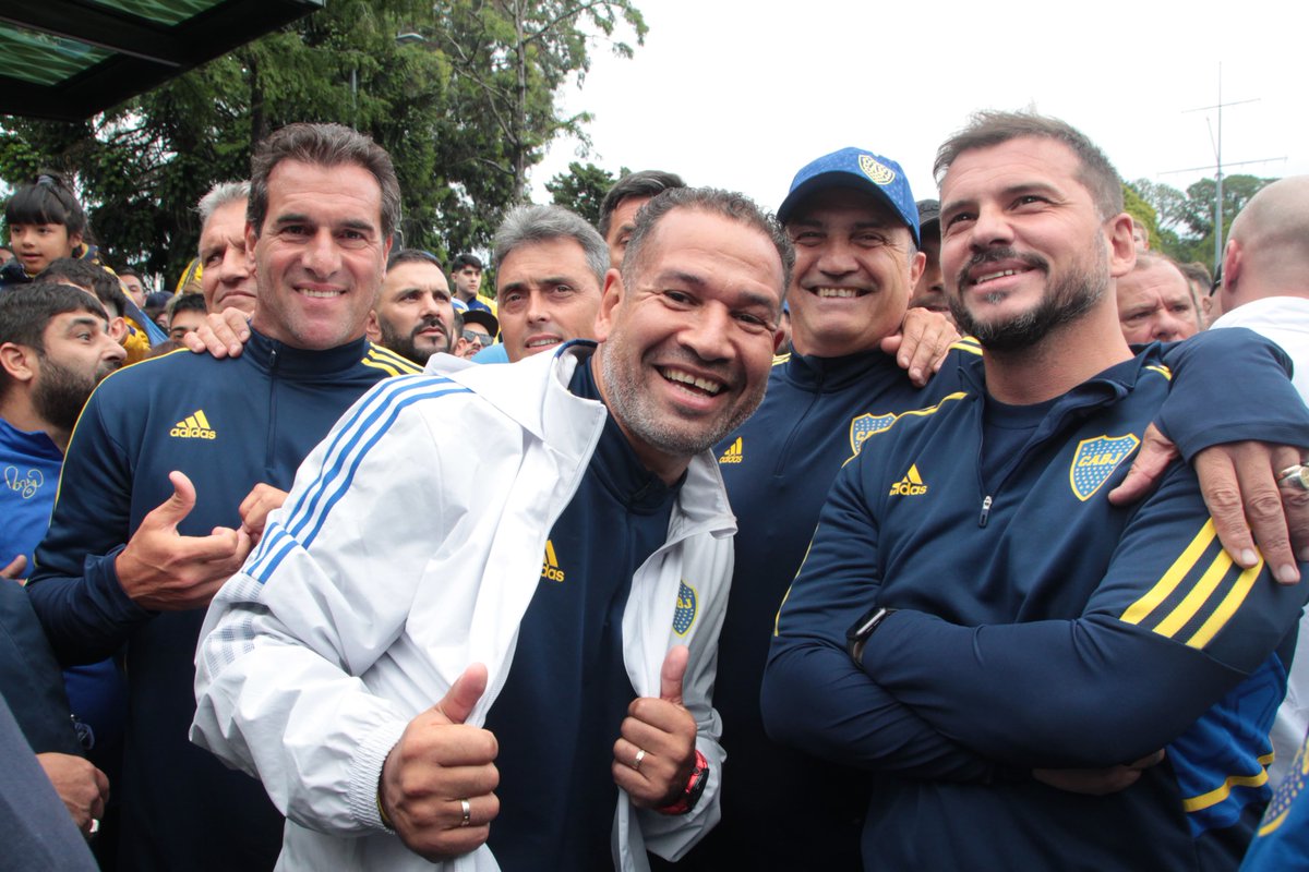 Histórica movilización de los hinchas con Riquelme presente En la foto: Chipi Barijho, Silvio Rudman, Mariano Herrón, Chiche Soñora y Mariano Herrón.