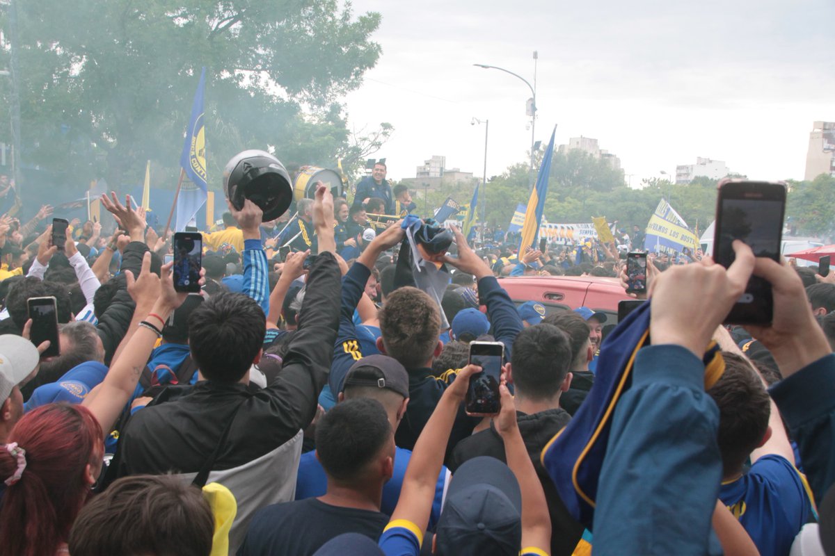 Histórica movilización de los hinchas con Riquelme presente Riquelme movilizándose junto a los hinchas.