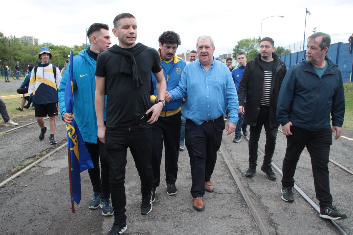 Histórica movilización de los hinchas con Riquelme presente Jorge Amor Ameal, actual presidente y candidato a vice en las elecciones, llegó junto a Carlos Navarro, arquitecto, presidente del Departamento de Obras del club.