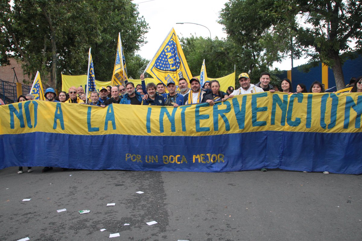 Histórica movilización de los hinchas con Riquelme presente "No a la intervención", una de las banderas de los hinchas en la movilización.