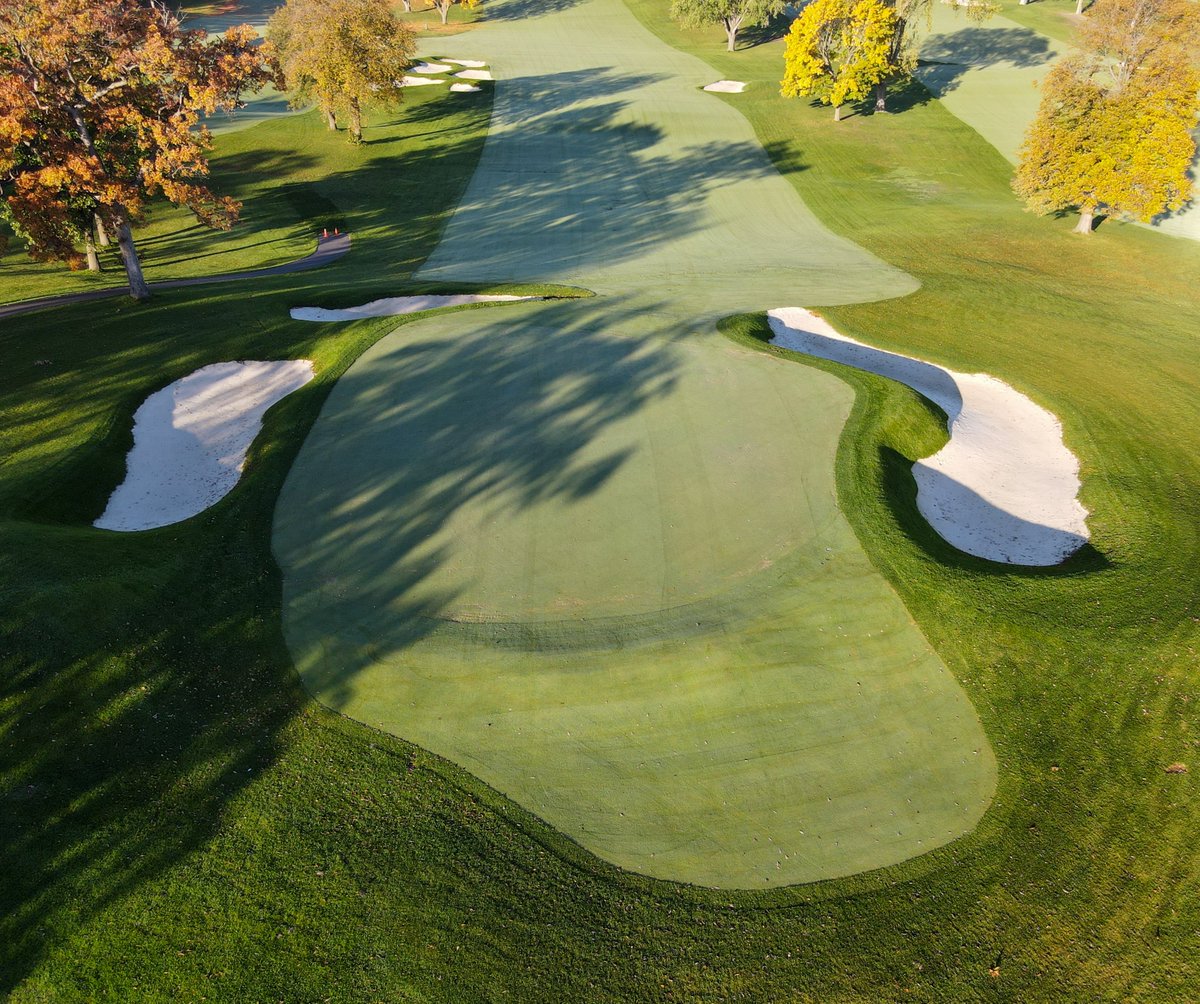 The green at the par five 2nd hole @GoldenValleyCC
 is elevated 30 feet.  We rebuilt the bunkers & wrapped then around the front of the green as Tilly's 1924 plan showed to keep balls from rolling  @MnGCSA @ASGCA
 @WGCSA @gcamagazine #goldenagegolf @golfrenovation @DuininckGolf