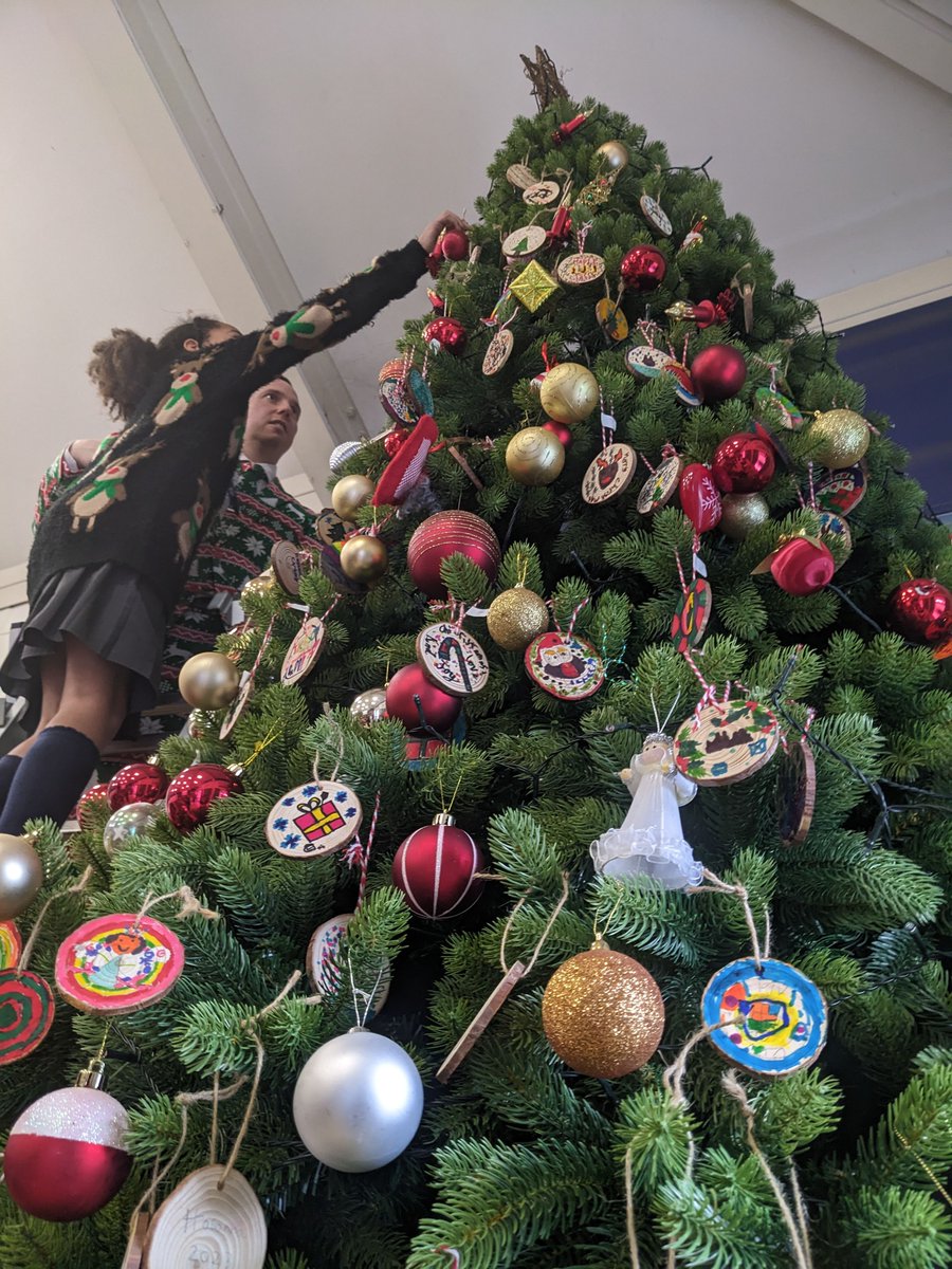 sonningprimary's tweet photo. What great fun we had on Friday! Every child added handmade decorations to our school Christmas tree. #PTAfunded #AcornsToOaks https://t.co/vmNf6nwFOY