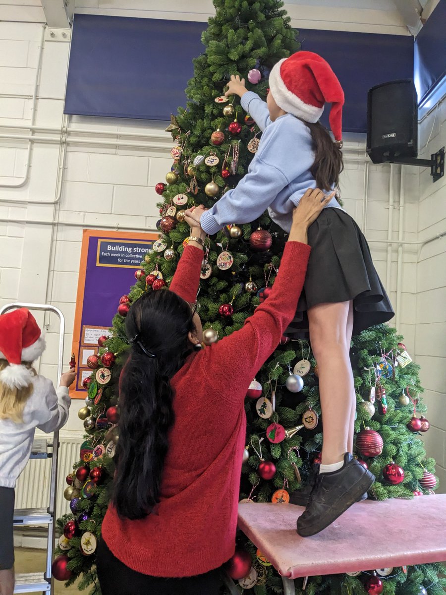 sonningprimary's tweet photo. What great fun we had on Friday! Every child added handmade decorations to our school Christmas tree. #PTAfunded #AcornsToOaks https://t.co/vmNf6nwFOY