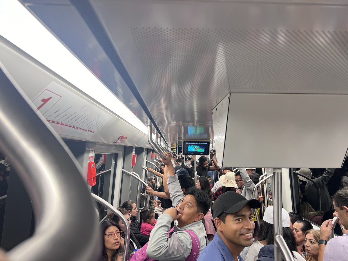 hoyos_guerrero's tweet photo. #MetreroNovelero

Lo agarramos para sólo una estación. Va a tope. 

Frecuencia 7 minutos. Muy bien para su segundo día y hora valle.

@MetrodeQuito está manejando estos días de manera práctica e inteligente. Puliendo poco a poco. https://t.co/npv9KqfiR5
